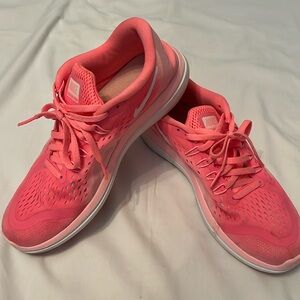 Nike Women Flex 2017 Run Shoe Size 9.5. Great condition, rarely worn.
